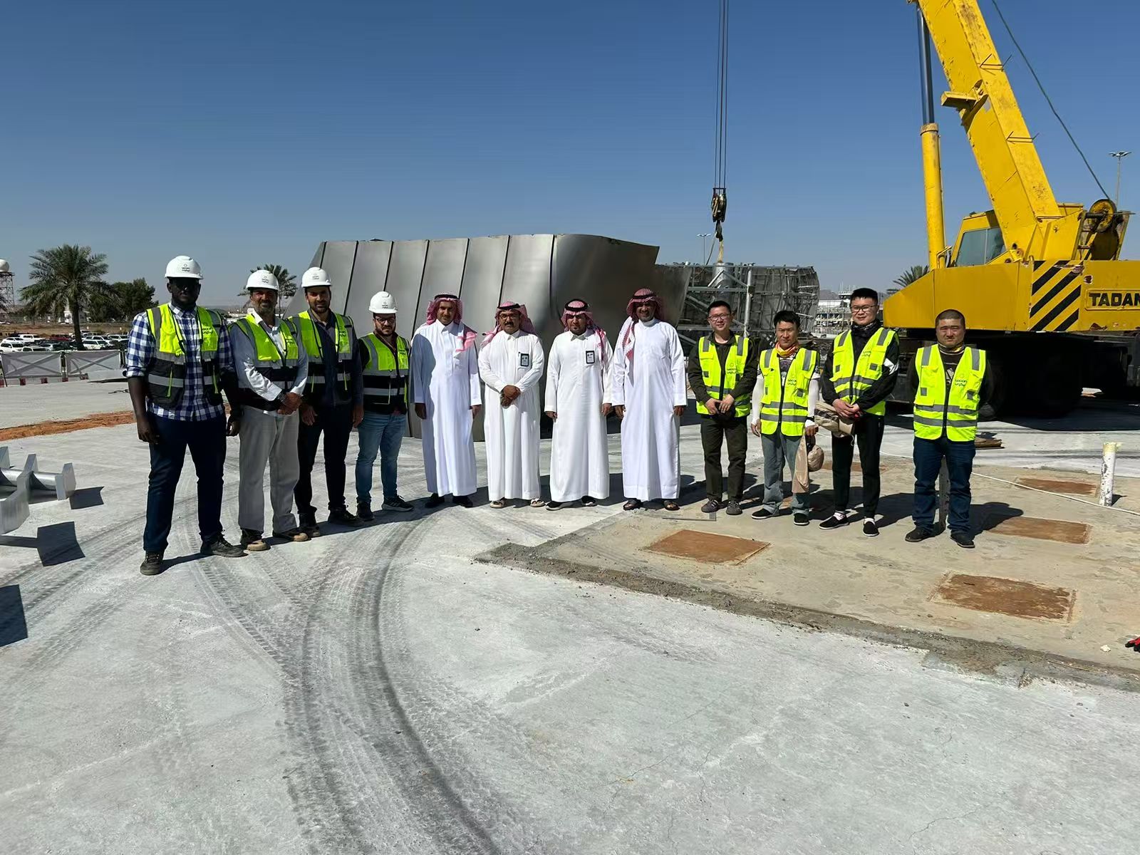 On-site installation of a massive mirror-polished metal sculpture in Dubai by Kingstone team.
